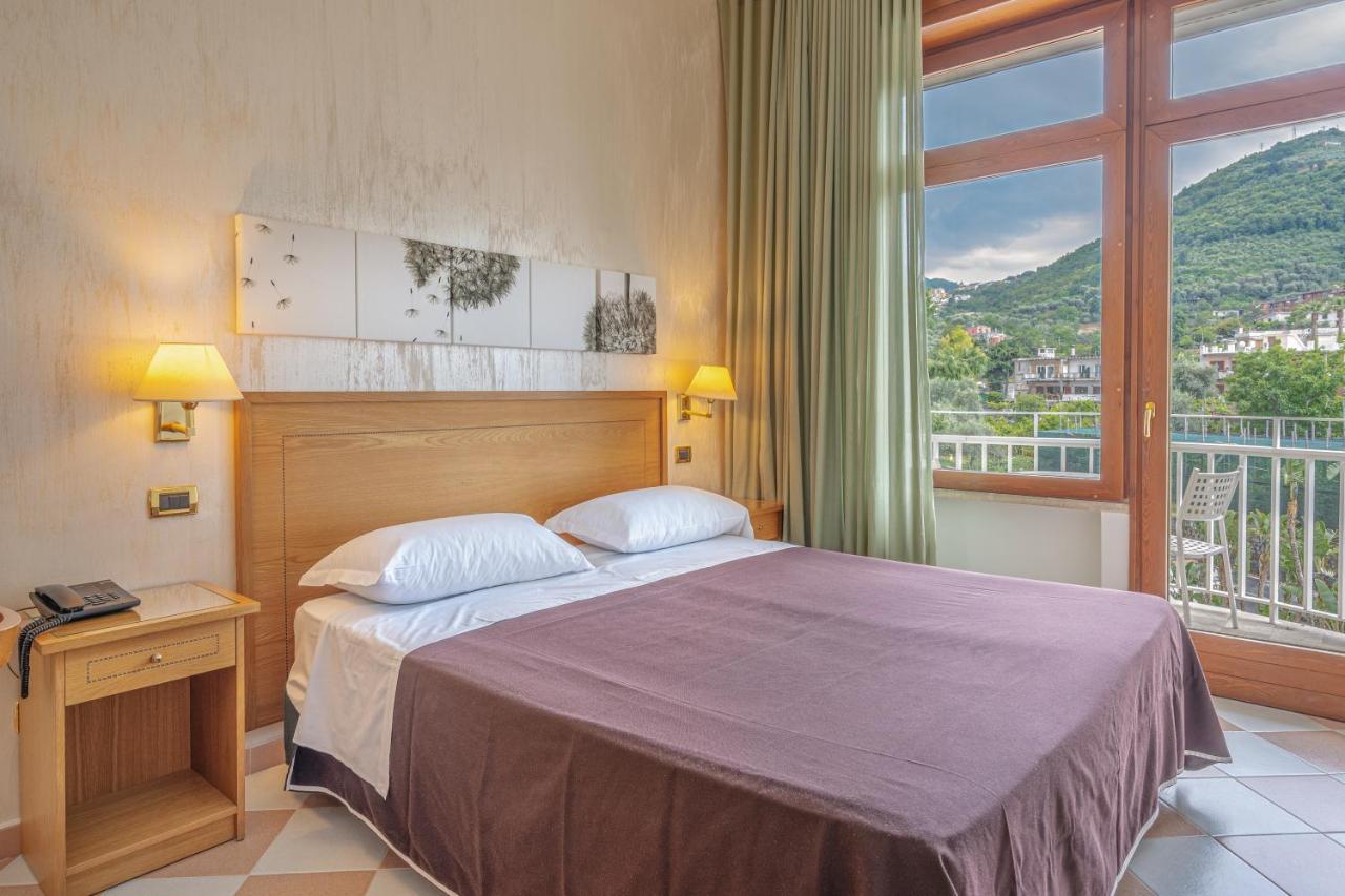 Grand Hotel Moon Valley Vico Equense Buitenkant foto