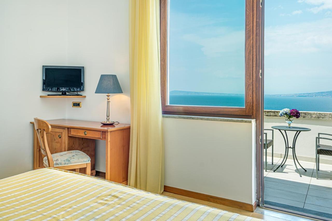 Grand Hotel Moon Valley Vico Equense Buitenkant foto