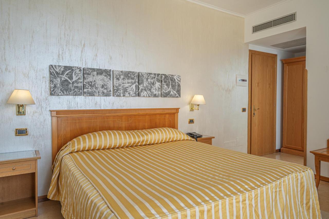 Grand Hotel Moon Valley Vico Equense Buitenkant foto