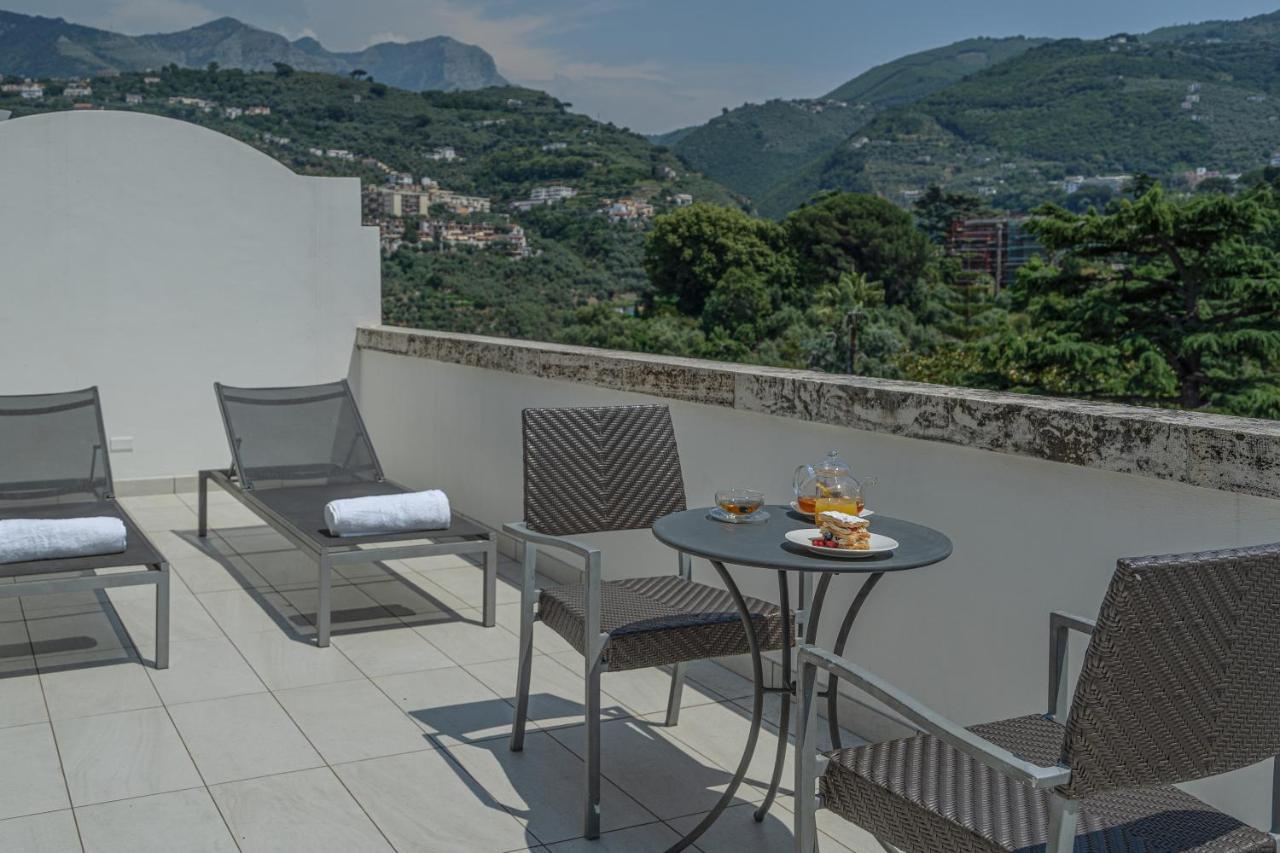Grand Hotel Moon Valley Vico Equense Buitenkant foto