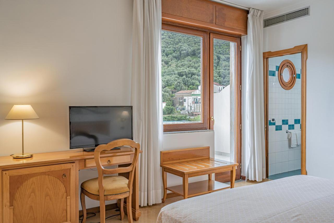 Grand Hotel Moon Valley Vico Equense Buitenkant foto
