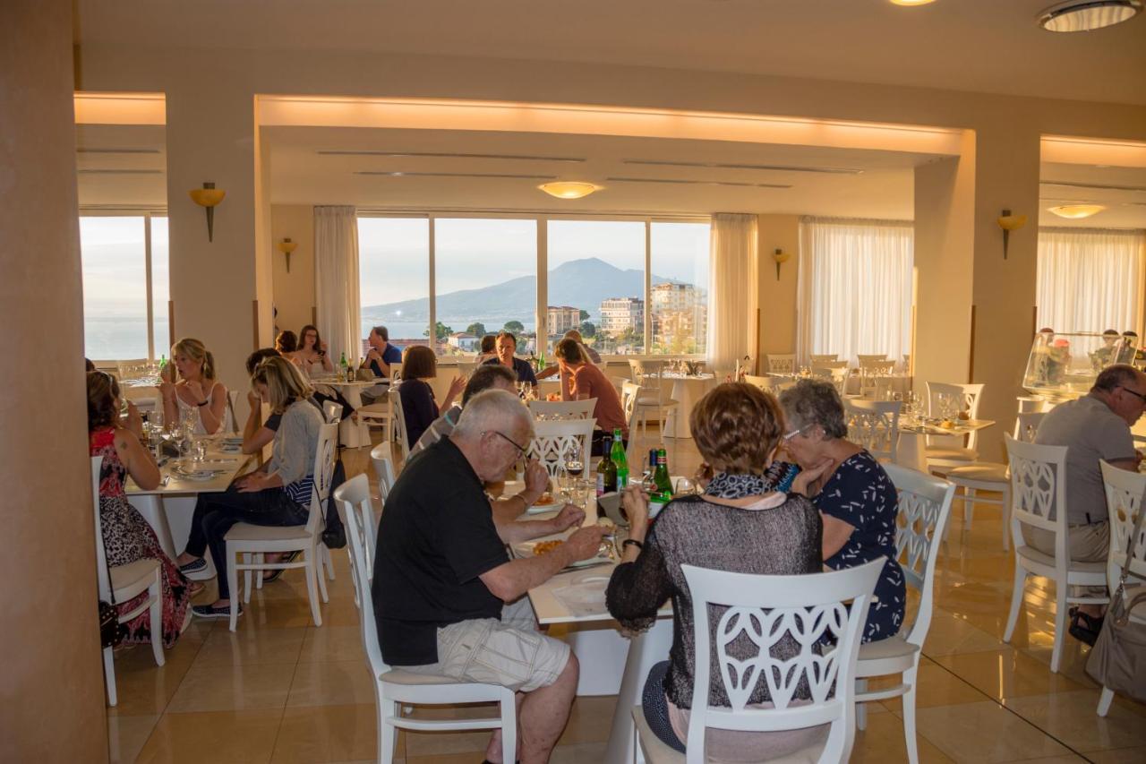 Grand Hotel Moon Valley Vico Equense Buitenkant foto