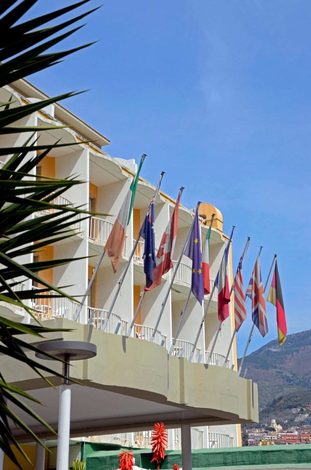 Grand Hotel Moon Valley Vico Equense Buitenkant foto