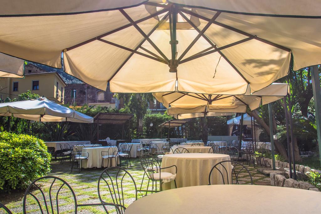Grand Hotel Moon Valley Vico Equense Buitenkant foto