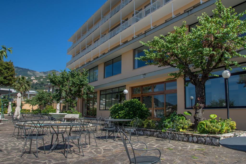 Grand Hotel Moon Valley Vico Equense Buitenkant foto