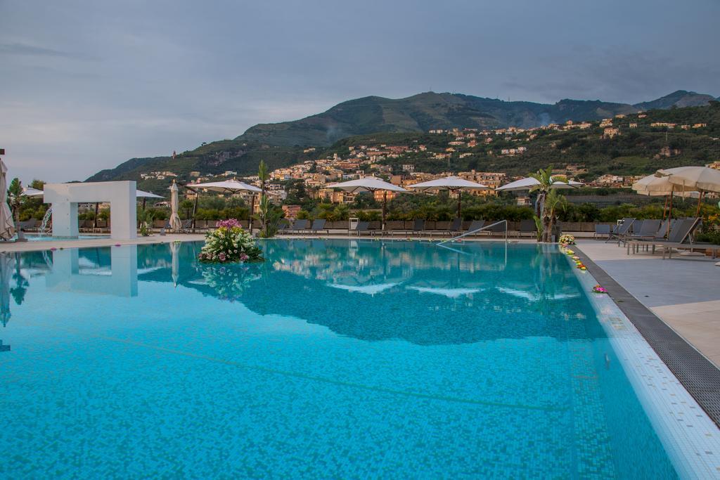 Grand Hotel Moon Valley Vico Equense Buitenkant foto