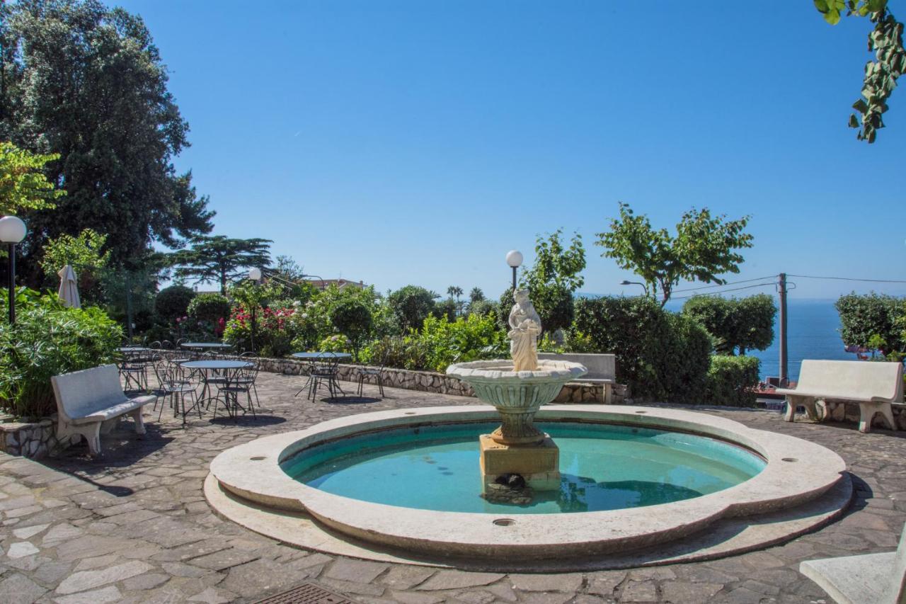 Grand Hotel Moon Valley Vico Equense Buitenkant foto